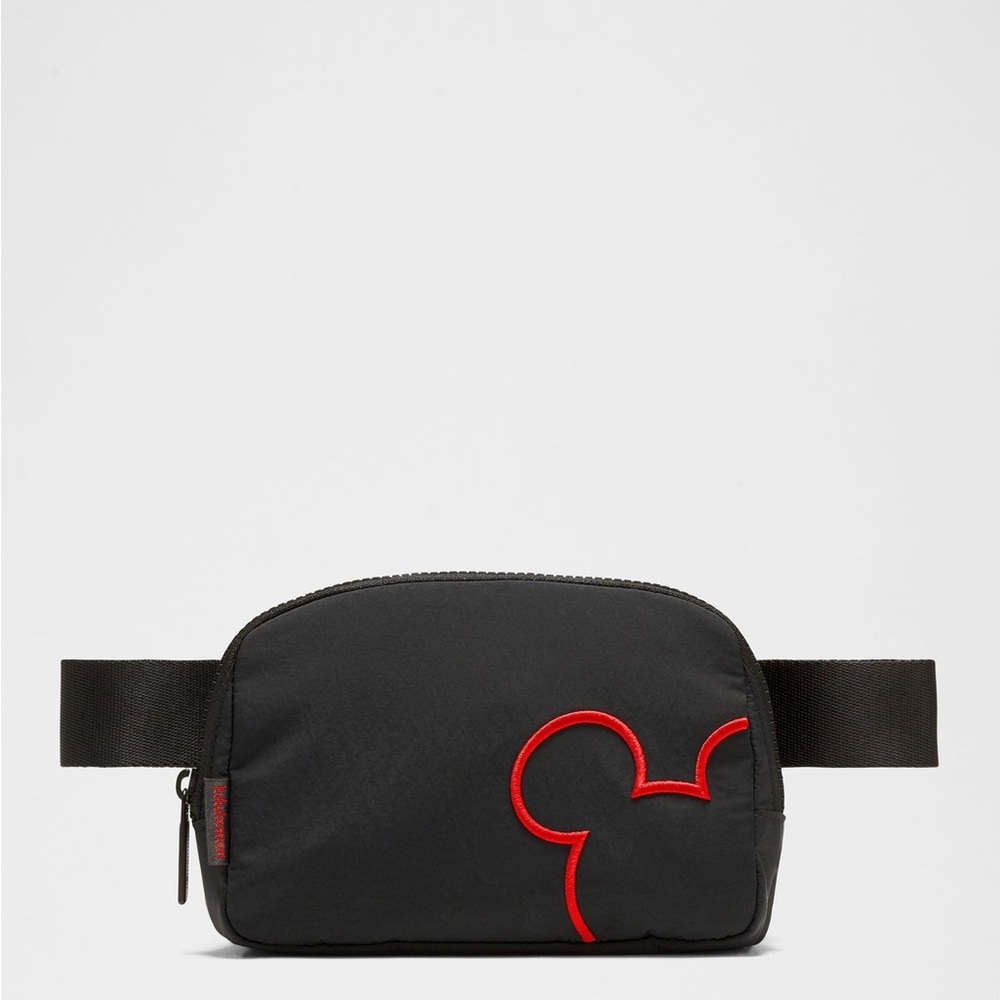NWT - Disney x lululemon
Everywhere 1L Belt Bag (LIMITED EDITION)
